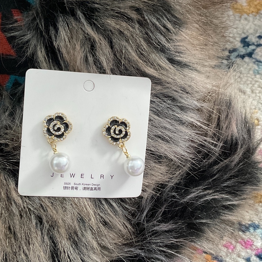 Women’s pearl earrings